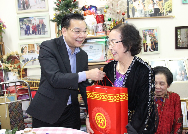 Têt 2022 plus de 395 milliards de dongs pour les personnes méritantes à Hanoi